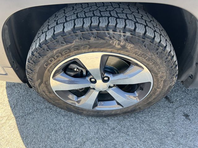 Thumbnail: 2019 Jeep Cherokee - 8