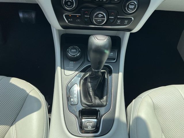 Thumbnail: 2019 Jeep Cherokee - 17