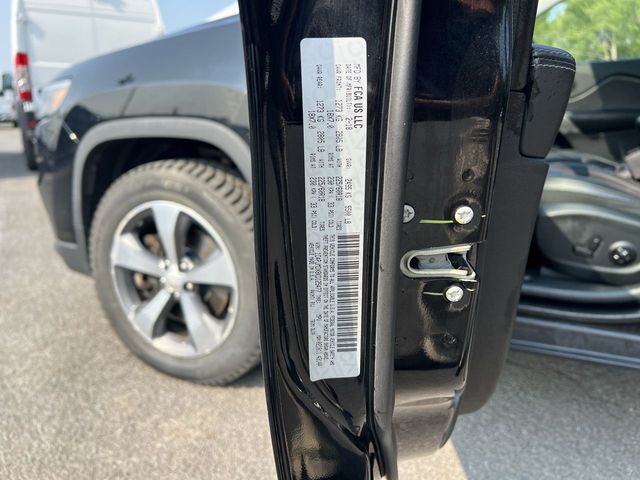 Thumbnail: 2019 Jeep Cherokee - 34
