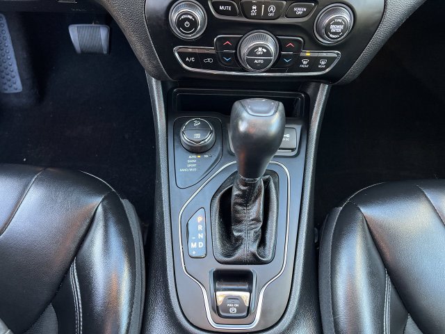 Thumbnail: 2019 Jeep Cherokee - 17