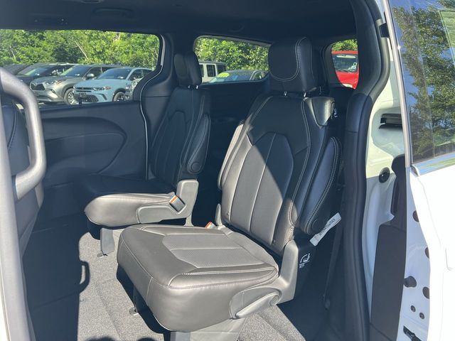 Thumbnail: 2027 Chrysler Pacifica - 31