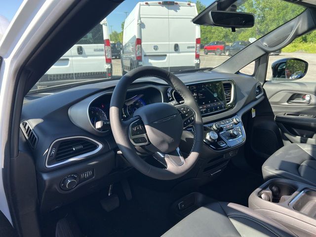 Thumbnail: 2027 Chrysler Pacifica - 14