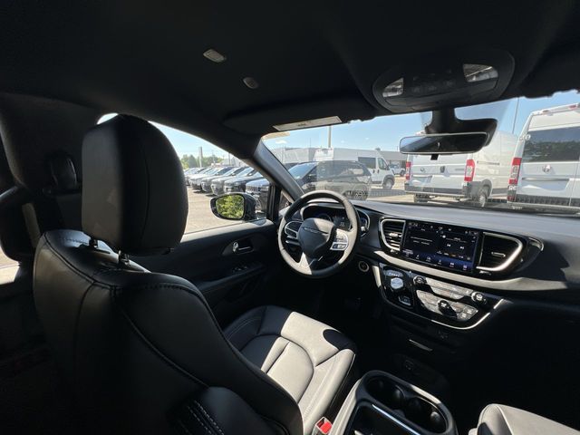 Thumbnail: 2027 Chrysler Pacifica - 10