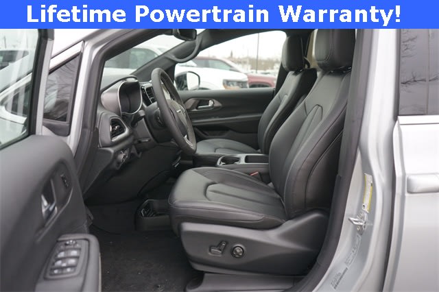 Thumbnail: 2026 Chrysler Pacifica - 10