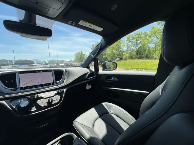 Thumbnail: 2027 Chrysler Pacifica - 25