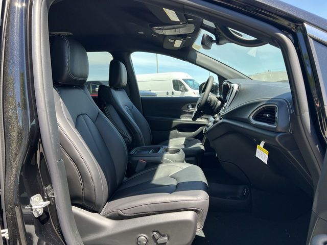 Thumbnail: 2027 Chrysler Pacifica - 32