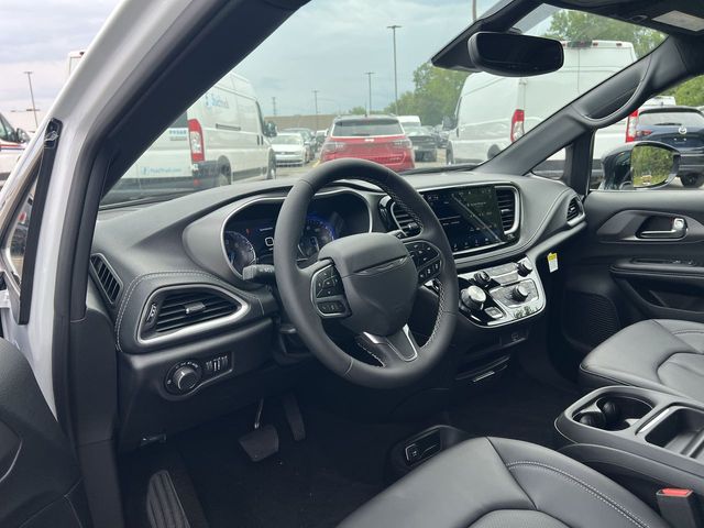 Thumbnail: 2027 Chrysler Pacifica - 14