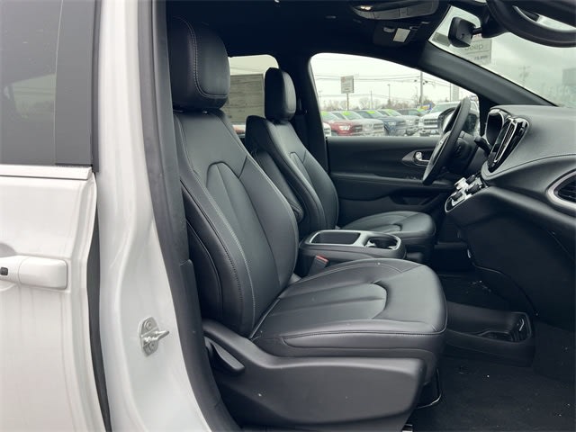 Thumbnail: 2026 Chrysler Pacifica - 12