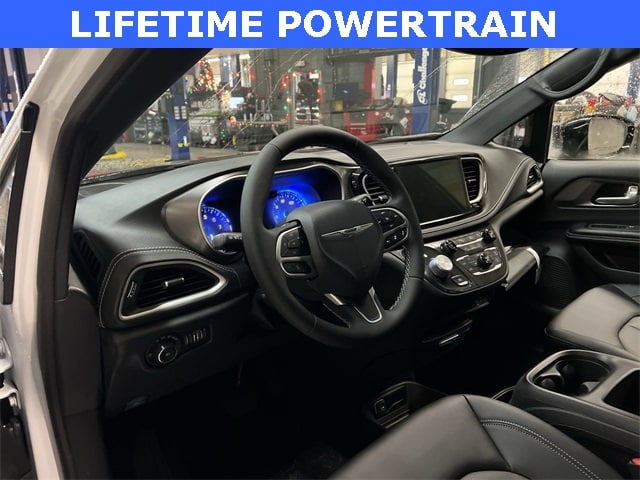 Thumbnail: 2026 Chrysler Pacifica - 2