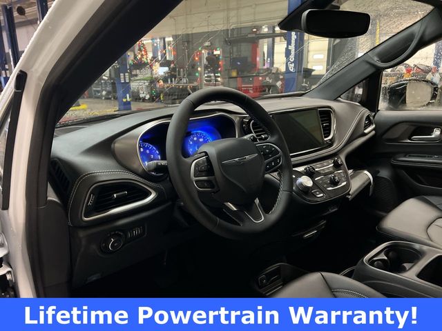 Thumbnail: 2026 Chrysler Pacifica - 2