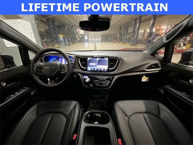 Thumbnail: 2026 Chrysler Pacifica - 10