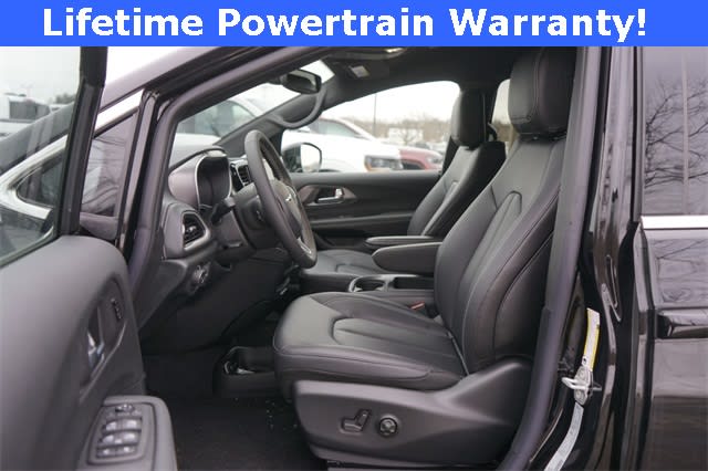 Thumbnail: 2026 Chrysler Pacifica - 10