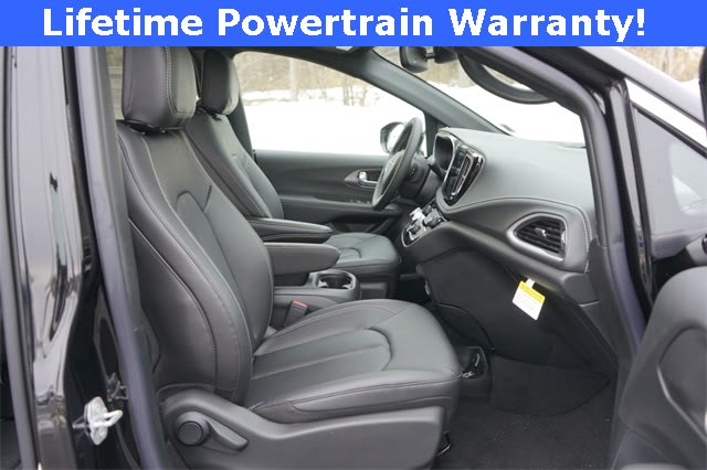 Thumbnail: 2026 Chrysler Pacifica - 32