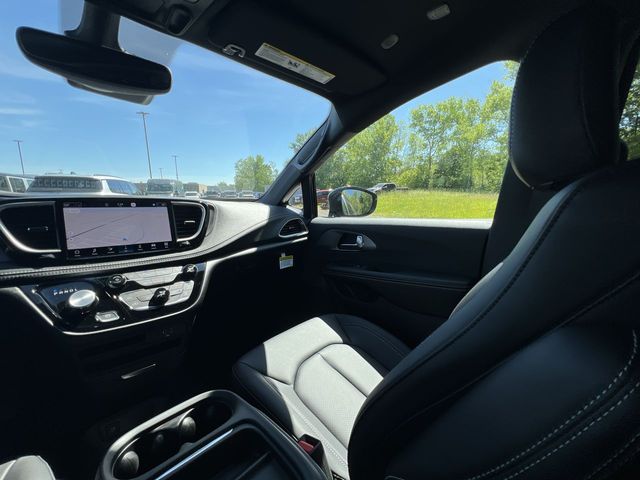 Thumbnail: 2027 Chrysler Pacifica - 18