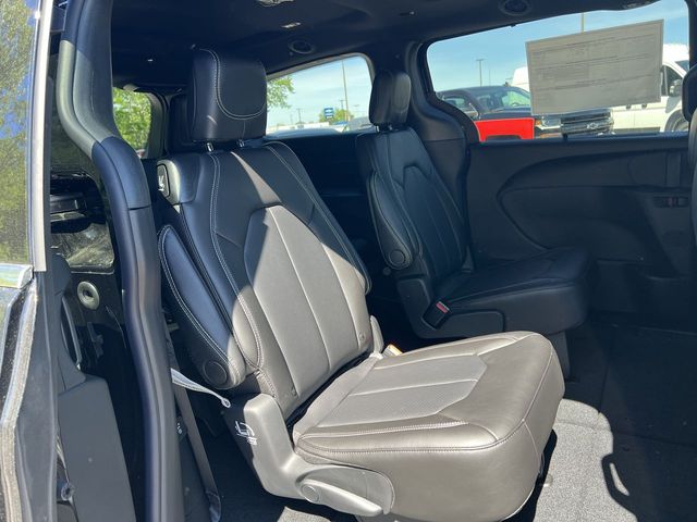 Thumbnail: 2027 Chrysler Pacifica - 31