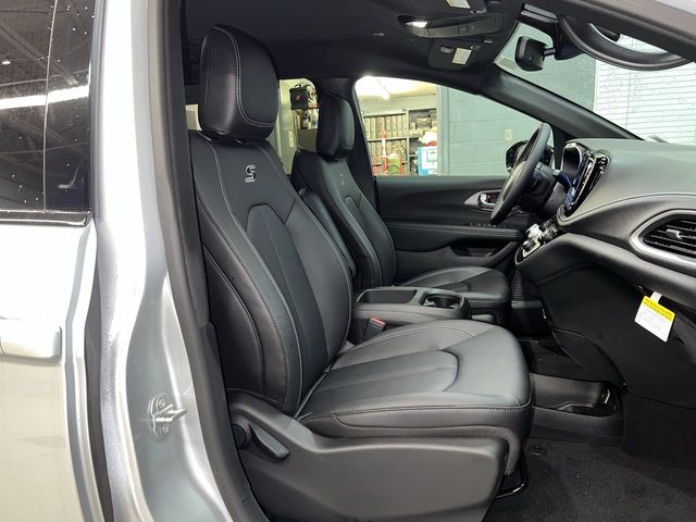 Thumbnail: 2026 Chrysler Pacifica - 12