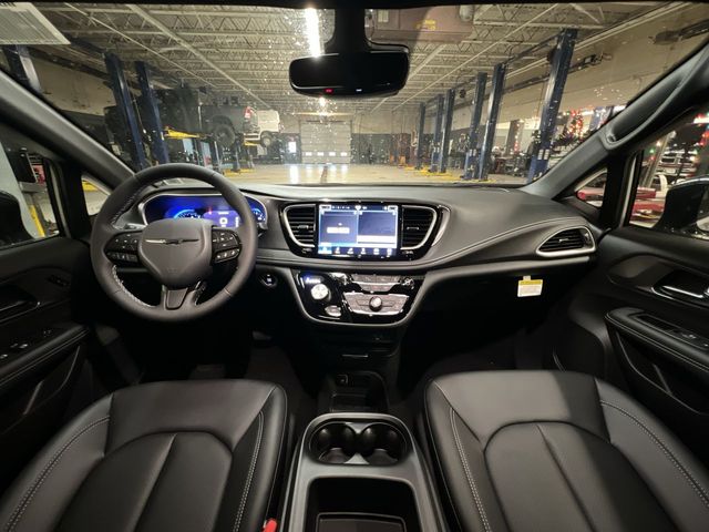 Thumbnail: 2026 Chrysler Pacifica - 10