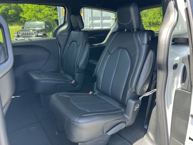 Thumbnail: 2027 Chrysler Pacifica - 31