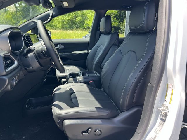 Thumbnail: 2027 Chrysler Pacifica - 10
