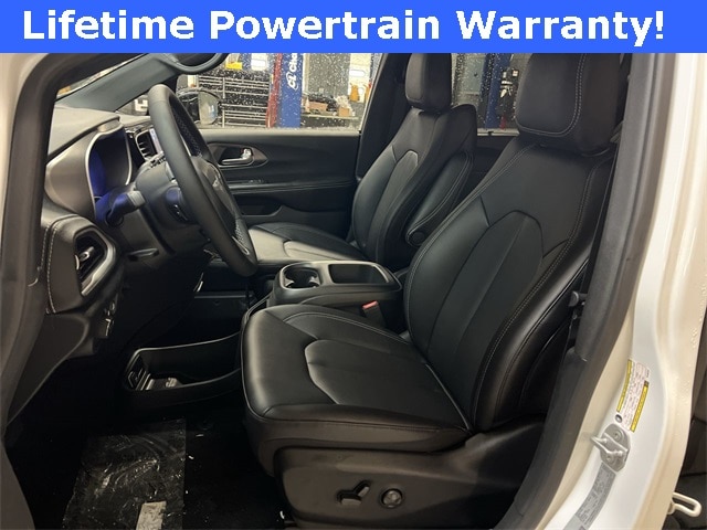 Thumbnail: 2026 Chrysler Pacifica - 11