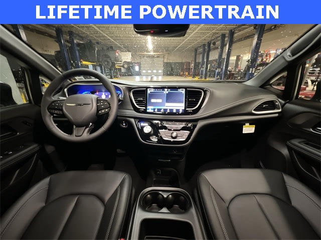 Thumbnail: 2026 Chrysler Pacifica - 10