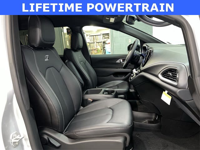 Thumbnail: 2026 Chrysler Pacifica - 12