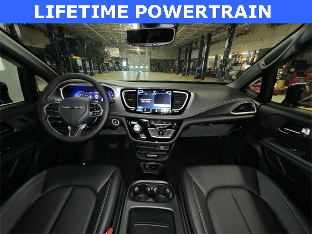 Thumbnail: 2026 Chrysler Pacifica - 10