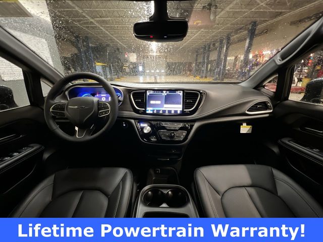 Thumbnail: 2026 Chrysler Pacifica - 10