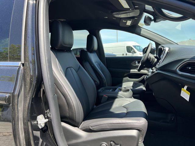 Thumbnail: 2027 Chrysler Pacifica - 32