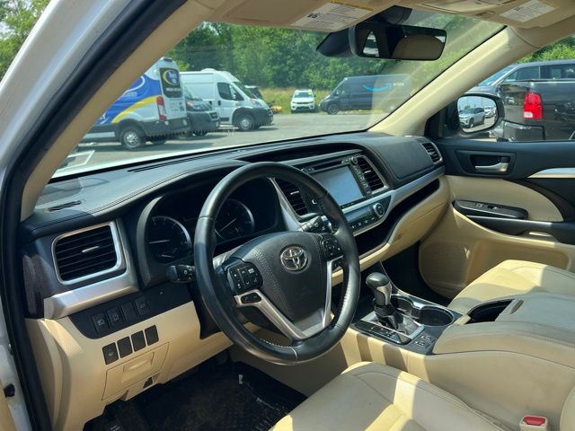 Thumbnail: 2019 Toyota Highlander - 2