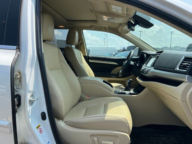 Thumbnail: 2019 Toyota Highlander - 12