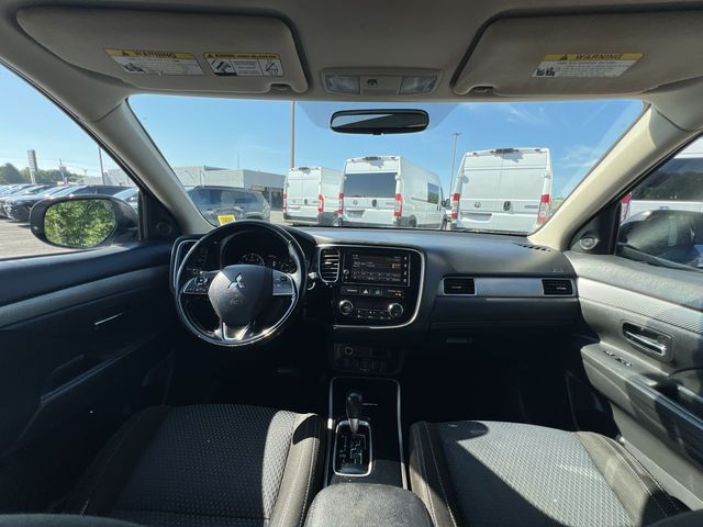 Thumbnail: 2017 Mitsubishi Outlander - 2