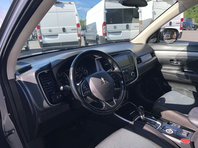 Thumbnail: 2017 Mitsubishi Outlander - 14