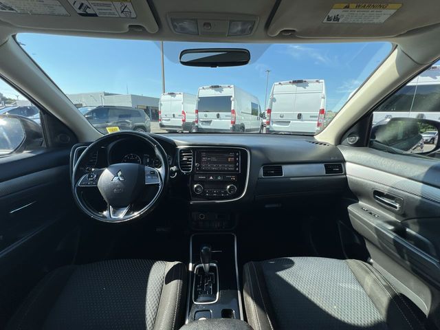 Thumbnail: 2017 Mitsubishi Outlander - 15