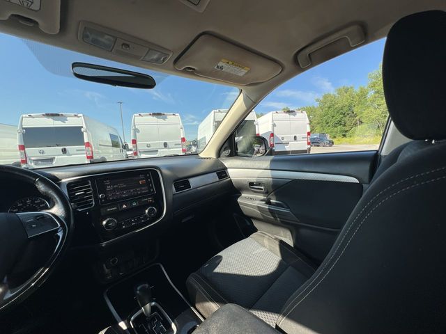 Thumbnail: 2017 Mitsubishi Outlander - 26