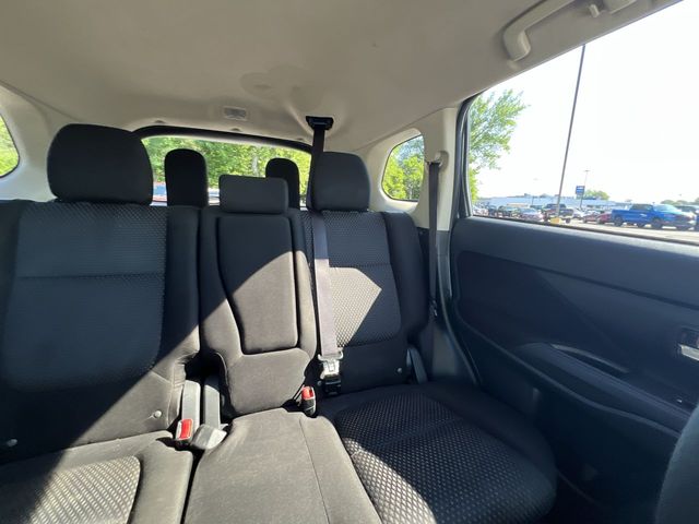 Thumbnail: 2017 Mitsubishi Outlander - 28