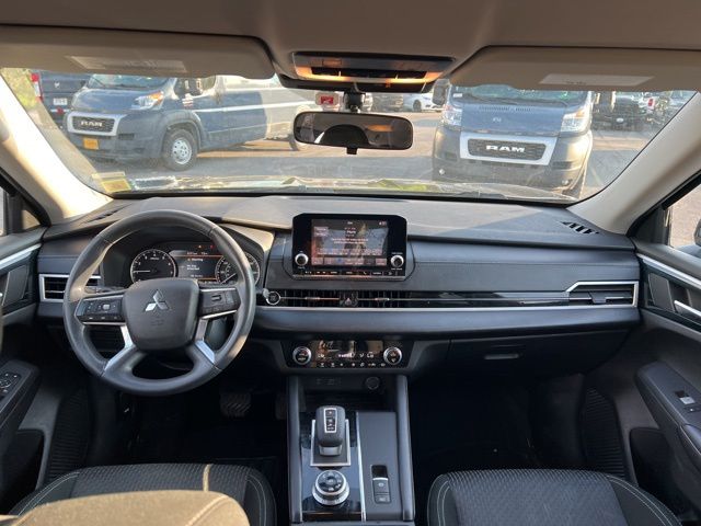 Thumbnail: 2022 Mitsubishi Outlander - 10