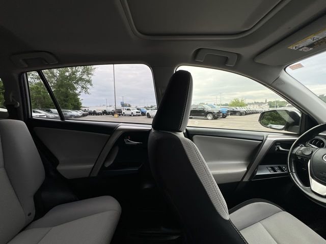 Thumbnail: 2018 Toyota RAV4 - 29