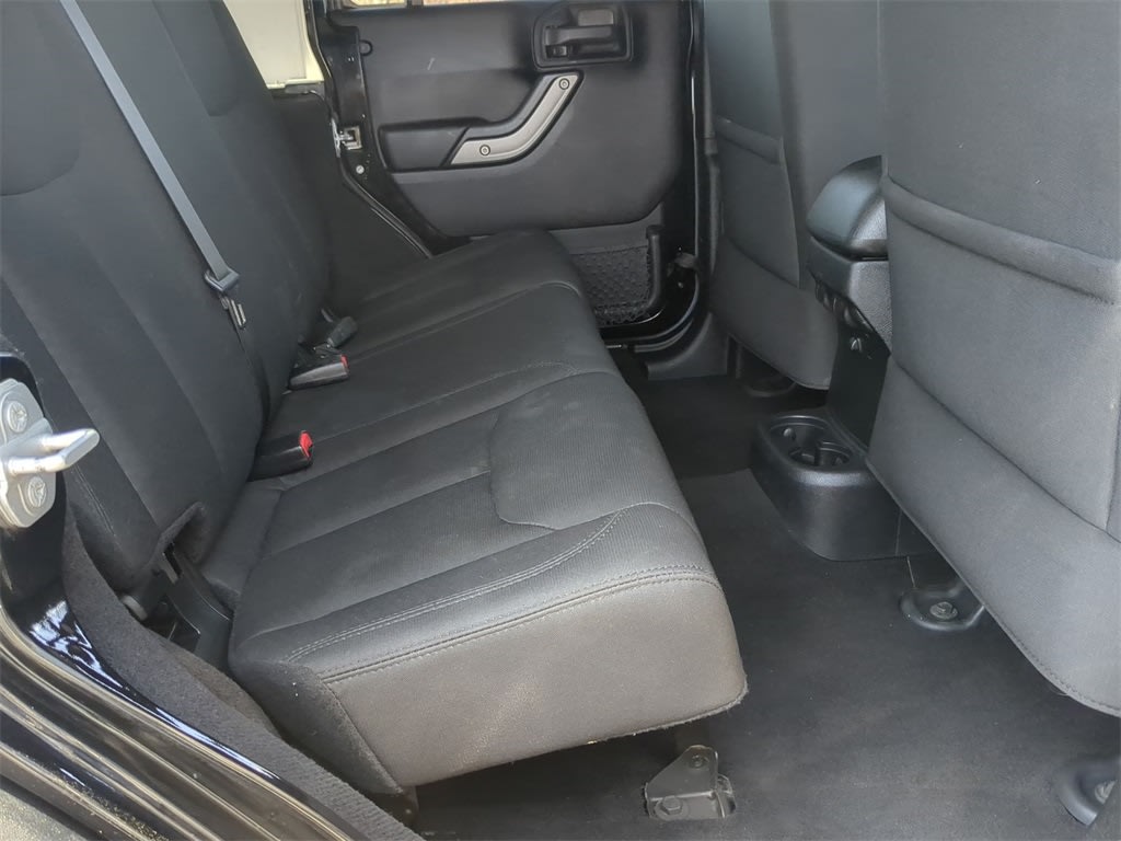 2015 Jeep Wrangler Unlimited Sport 27