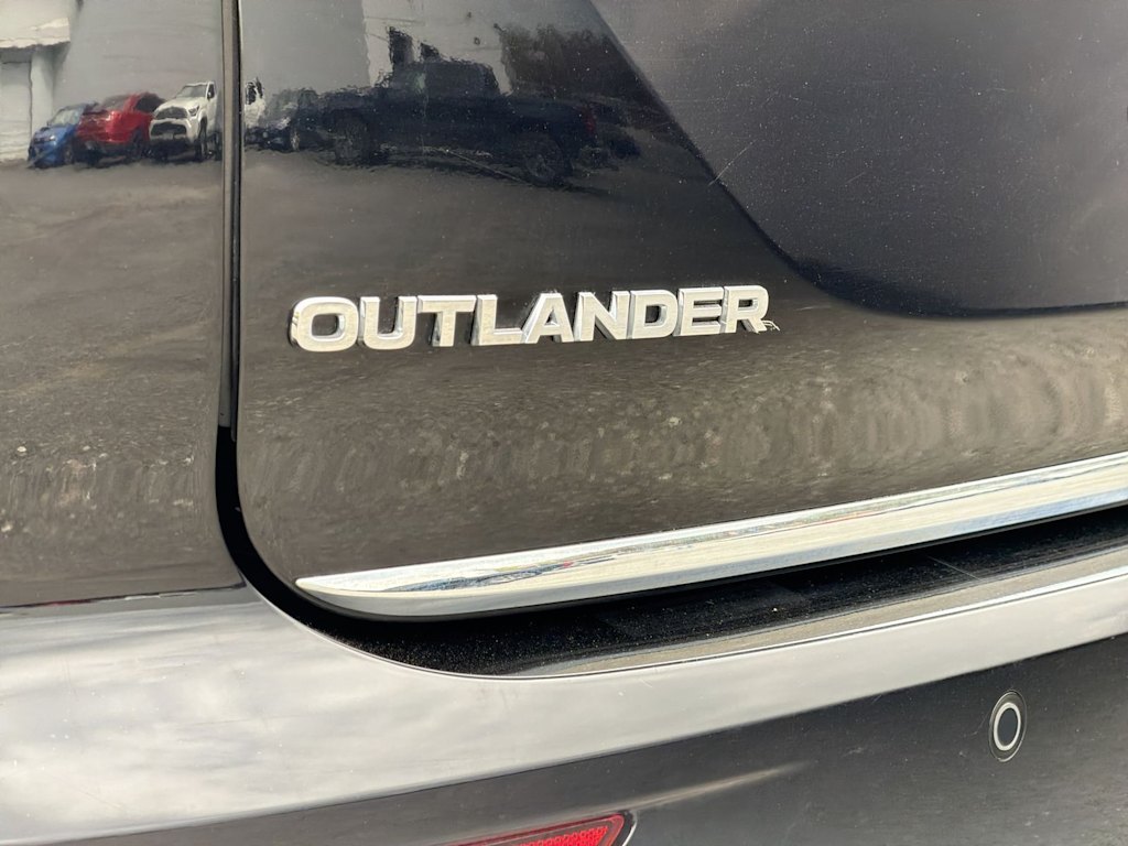 Thumbnail: 2022 Mitsubishi Outlander - 25