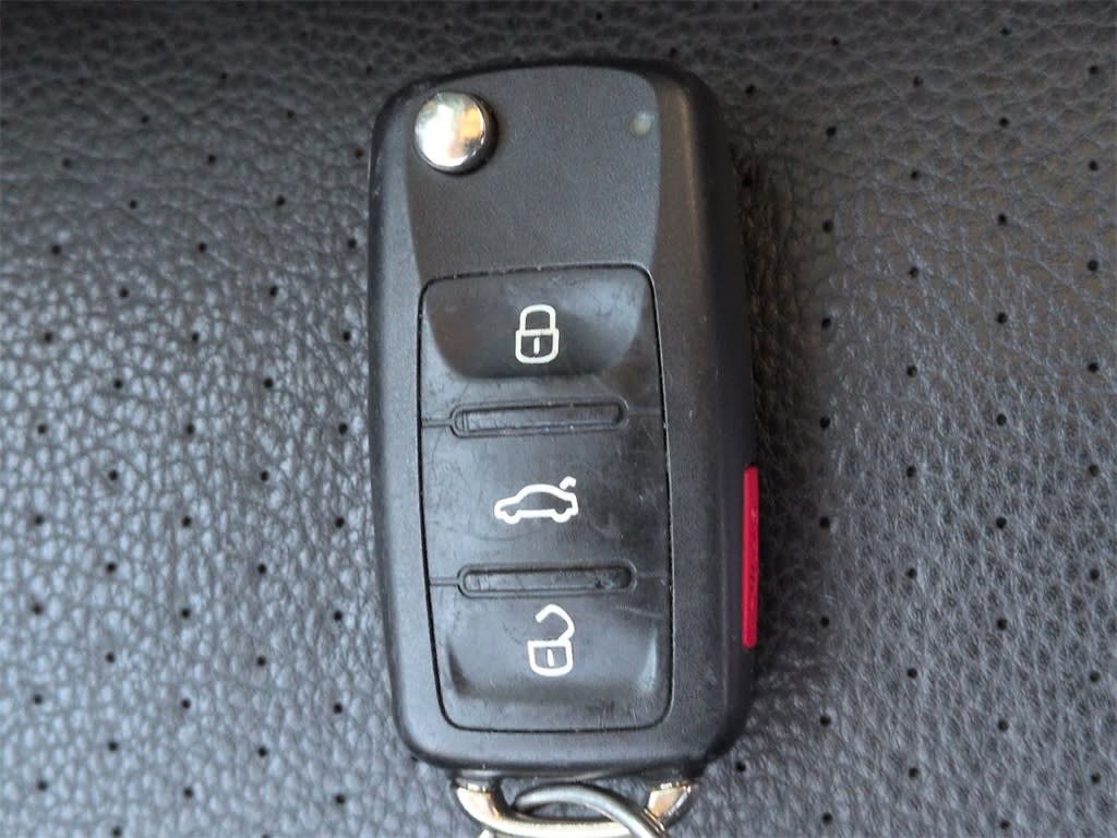 Thumbnail: 2016 Volkswagen Tiguan - 18