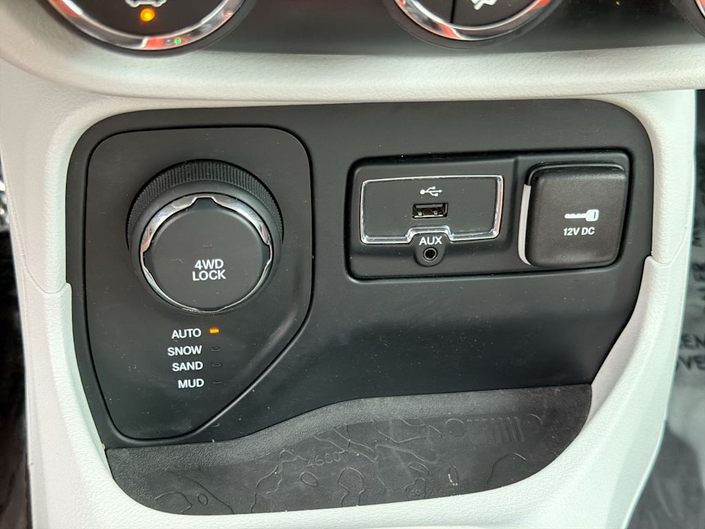 Thumbnail: 2016 Jeep Renegade - 36