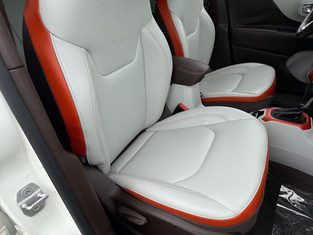 Thumbnail: 2016 Jeep Renegade - 29