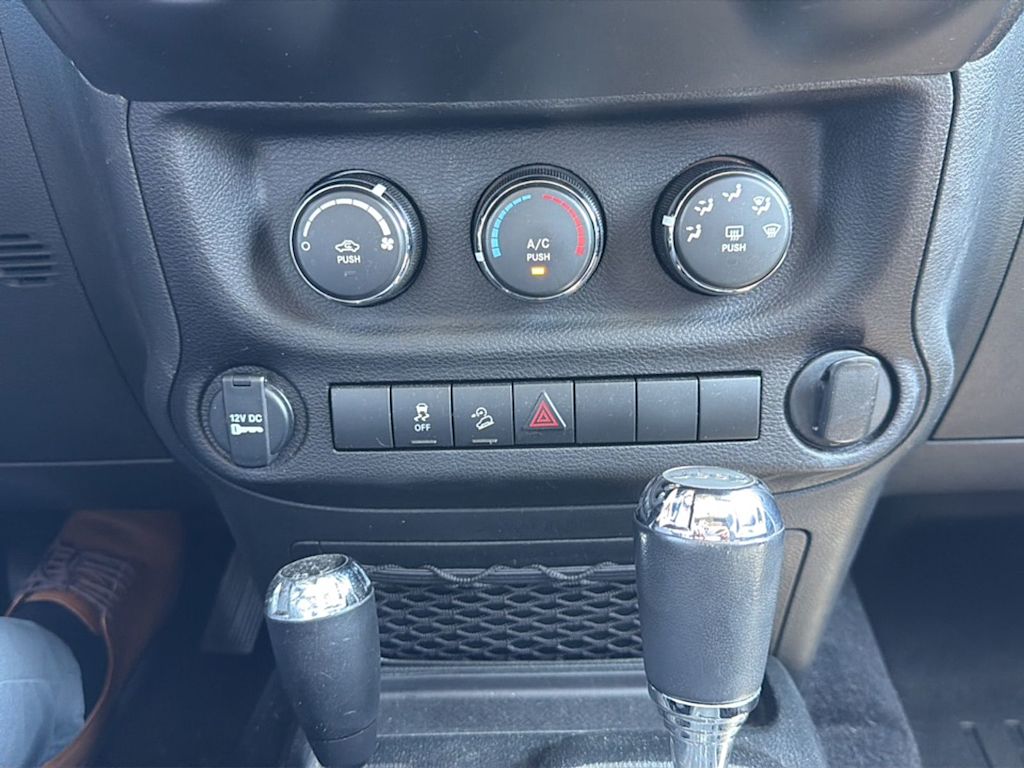 Thumbnail: 2017 Jeep Wrangler - 16