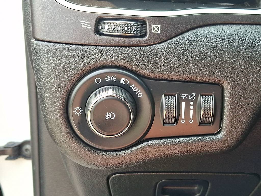 Thumbnail: 2021 Jeep Cherokee - 28
