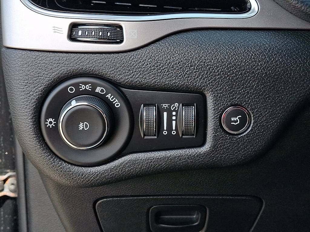 Thumbnail: 2020 Jeep Cherokee - 31