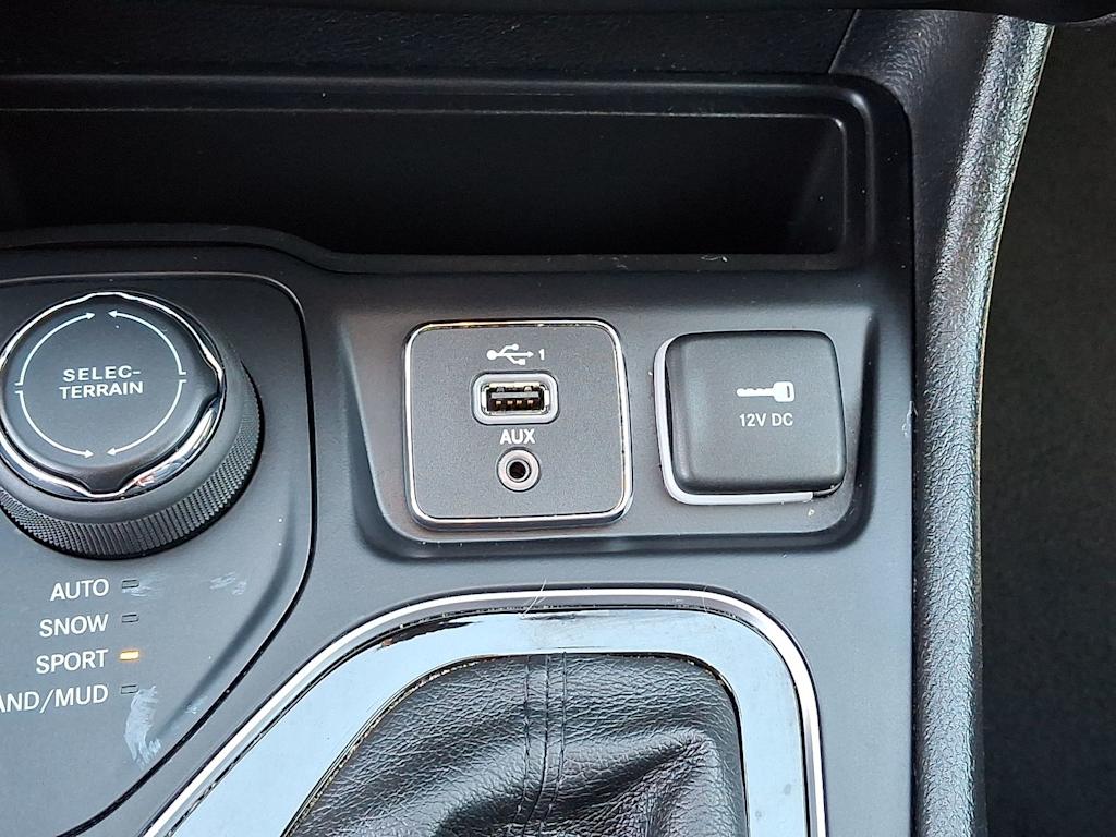 Thumbnail: 2019 Jeep Cherokee - 30