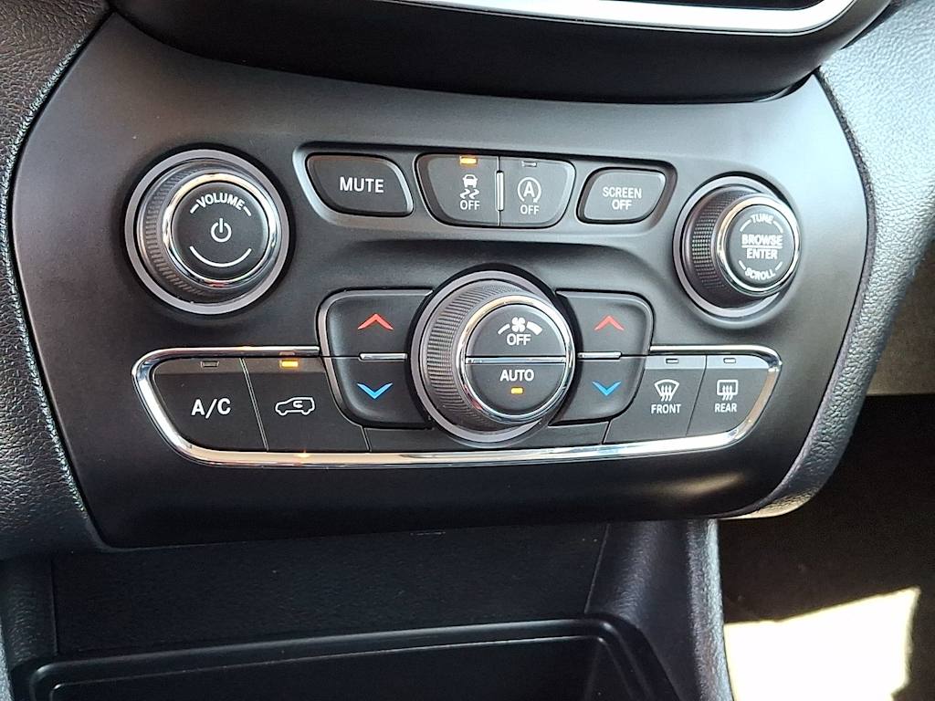 Thumbnail: 2019 Jeep Cherokee - 23