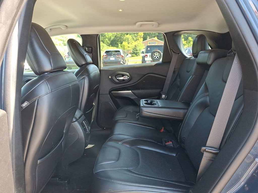 Thumbnail: 2019 Jeep Cherokee - 11