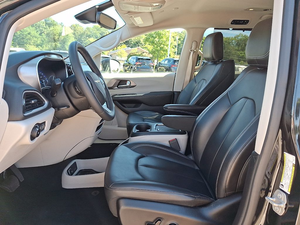 Thumbnail: 2023 Chrysler Pacifica - 10